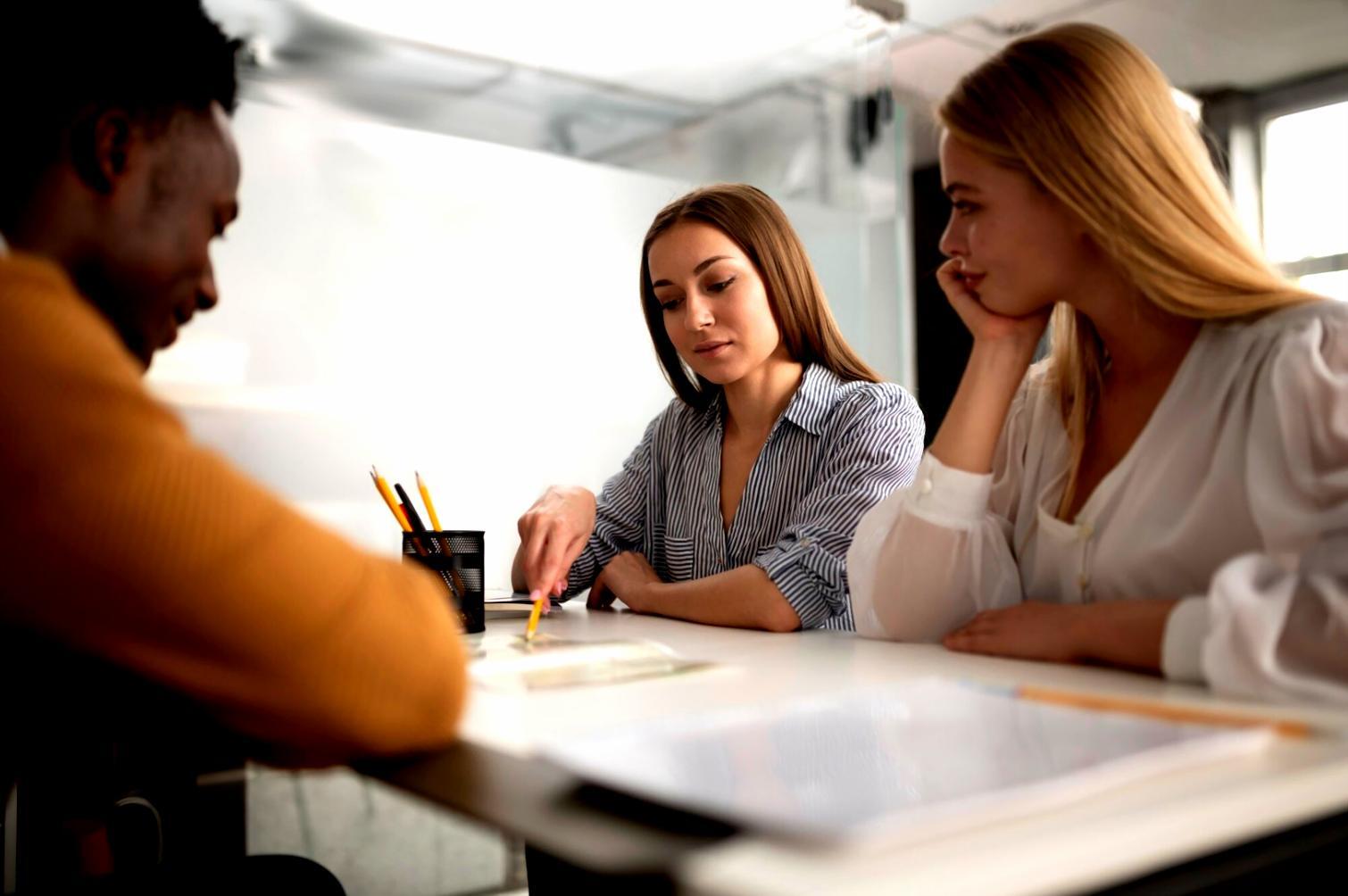 Espace de travail organisé avec documents financiers et tablette